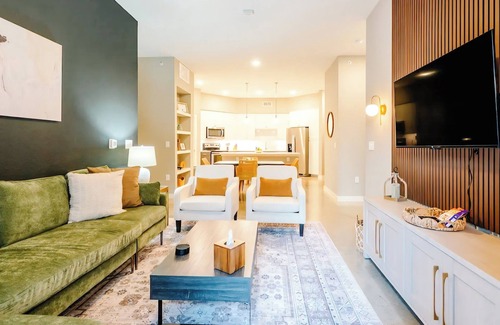 Tobin Hill Apartment | Luxury Apt Steps Away From Shopping & Dining, FREE Parking