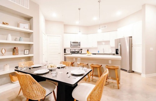 Tobin Hill Apartment | Luxury Apt Steps Away From Shopping & Dining, FREE Parking