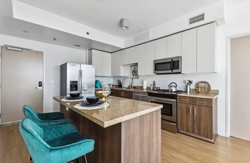 Los Angeles Apartment | Luxury apt with stunning view,Free parking,Gym, pool, hot tube