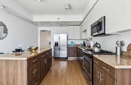 Los Angeles Apartment | Luxury apt with stunning view,Free parking,Gym, pool, hot tube