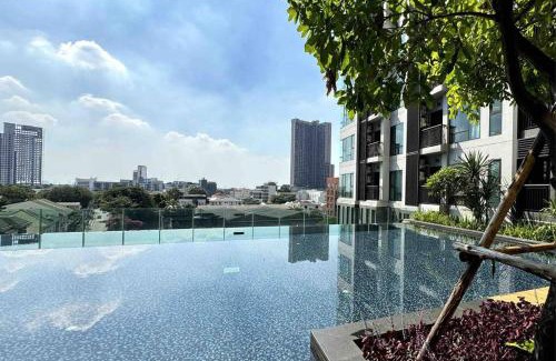Sukhumvit Apartment | Luxury Art apt Downtown Metro Bangkok-Kitchen-living room