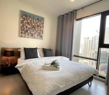 Sukhumvit Apartment | Luxury Art apt Downtown Metro Bangkok-Kitchen-living room