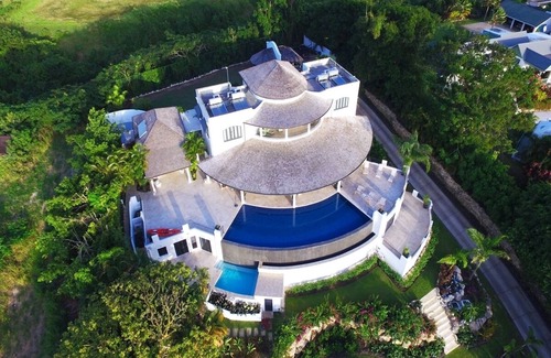 Lancaster Villa | Luxury Art Filled Villa with Pool and Ocean Views - Martello House