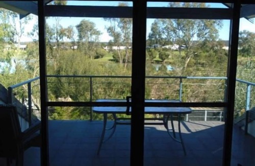 Quindalup House | Luxury at The Cove - Walk to the beach and town