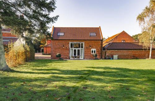 Wymondham House | Luxury barn Retreat - sleeps 2-4, quiet location with parking