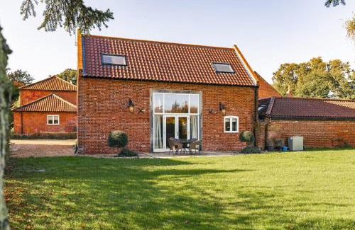 Wymondham House | Luxury barn Retreat - sleeps 2-4, quiet location with parking