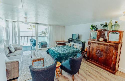 Punaluu House | Luxury Beachfront Condo