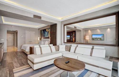 Central Beach Apartment | Luxury Beachfront Studio with Daily Cleaning