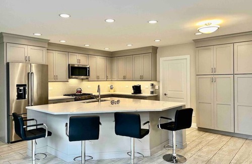 Fox Valley House | Luxury Bliss: Opulent 5BR/3.5BA Delightful Escape