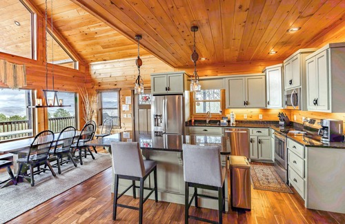 Blairsville Cabin | Luxury Blue Ridge Cabin - Panoramic Views, Fall Foliage, Relaxing Hot Tub