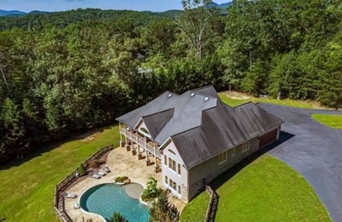 Blue Ridge House | Luxury Blue Ridge Retreat Pool & Sauna – Close to Orchards