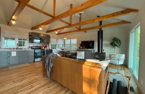 Menlo House | Luxury Bluff Cabin Hot Tub + Epic Mountain Views