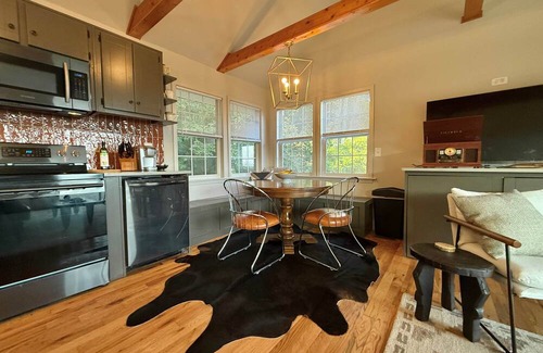 Menlo House | Luxury Bluff Cabin Hot Tub + Epic Mountain Views