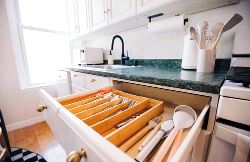 Harsimus Cove House | Luxury brownstone, sleeps 5, 20 mins NYC!