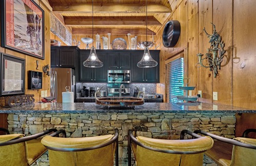 Highlands Cabin | Luxury Cabin, Big Screened Porch w/Wood Fireplace, Quiet NBRHD, Mins to Main St!