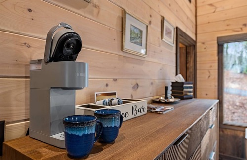 Epworth Cabin | Luxury Cabin w/Hot Tub, FP, all king beds & covered decks – Near Wineries!