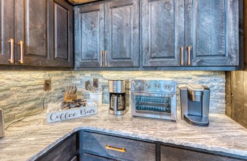 Epworth Cabin | Luxury Cabin w/Hot Tub, FP, all king beds & covered decks – Near Wineries!