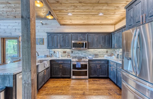 Epworth Cabin | Luxury Cabin w/Hot Tub, FP, all king beds & covered decks – Near Wineries!