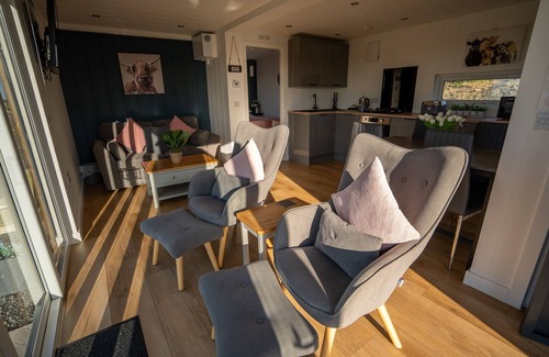 Newton Stewart Apartment | Luxury Cabin with Hot Tub & Hill Views