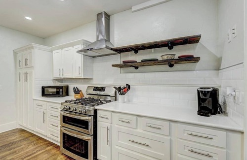 Downtown Oklahoma City House | 💎Luxury💎Capitol Home 🏡 Slp16 💼 Office & Hot Tub 🛁