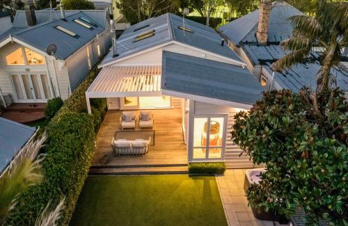 St. Mary's Bay Villa | Luxury Central Villa with Spa Pool Prime Location