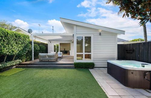 St. Mary's Bay Villa | Luxury Central Villa with Spa Pool Prime Location