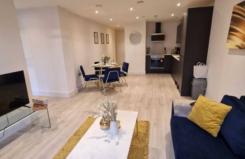 The Westside Apartment | Luxury City Centre 2 Bedroom Apartment! Family friendly w/Netflix & board games