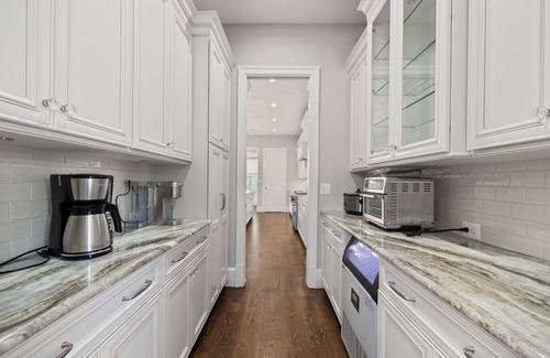 Virginia Square House | Luxury Clarendon House - w/8 Bedrooms, 6 Bathrooms - 21 guests