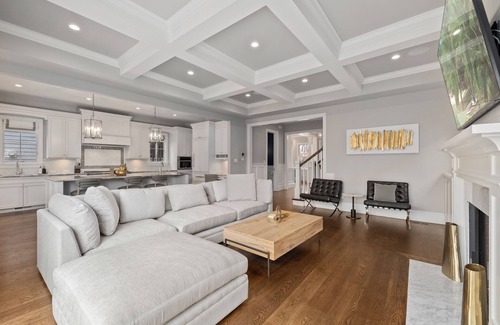 Virginia Square House | Luxury Clarendon House - w/8 Bedrooms, 6 Bathrooms - 21 guests