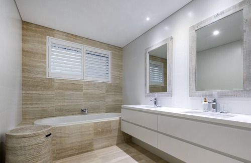 Mount Claremont House | Luxury Coastal Hamptons - 6 Bedrooms, 4 Baths, Large Pool & Parkland