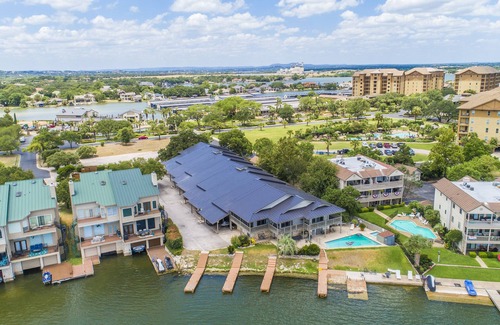 Horseshoe Bay Condo | Luxury condo, DISCOUNTED RATES…steps to Lake, sleeps 10, near Yacht Club!