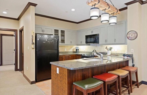 Stratton Mountain Condo | LUXURY CONDO l 3BED 3BATH l FALL FOLIAGE l YEAR ROUND POOL & HOT TUB