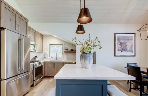 Deer Valley Condo | Luxury Condo & Professional Design, Free Shuttle & Hot Tub + Walk to Ski Lift!