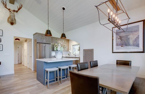 Deer Valley Condo | Luxury Condo & Professional Design, Free Shuttle & Hot Tub + Walk to Ski Lift!