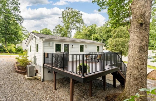 Oakley House | Luxury Cottage just 5 miles to downtown Asheville