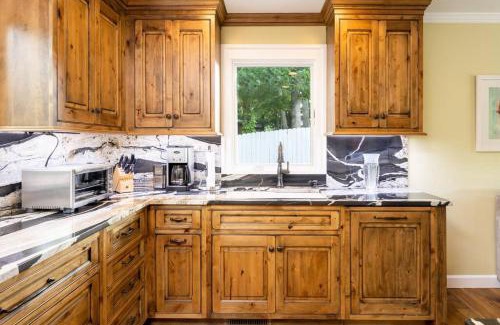 Oakley House | Luxury Cottage just 5 miles to downtown Asheville