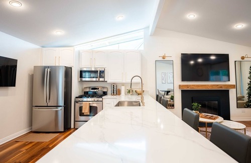 Southwest Anaheim House | Luxury Disneyland Home: Family & Exec Friendly