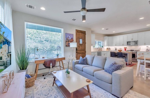 Riverside House | Luxury Downtown Condo - Upstairs Firepit! In The Hot Middle of All The Action!