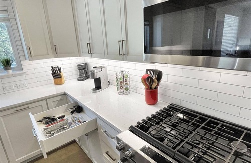 Riverside House | Luxury Downtown Condo - Upstairs Firepit! In The Hot Middle of All The Action!