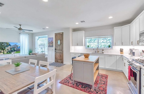 Riverside House | Luxury Downtown Condo - Upstairs Firepit! In The Hot Middle of All The Action!