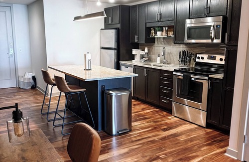 Downtown Dallas Apartment | Luxury Downtown Dallas 17th Floor High-Rise, City View, Pool, Gym & Free Parking