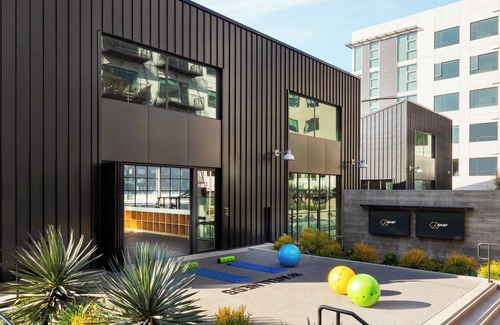 Arts District Apartment | Luxury DTLA Oasis. 1BR Apt. View, Pool + Gym.