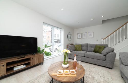 Hull Apartment | Luxury Duplex 2-Bed Apartment Fruit Market Marina