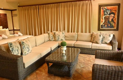 Middelburg House | LUXURY EN-SUITE ROOM WITH LOUNGE @ 4 STAR GUEST HOUSE