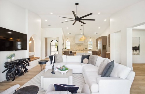 Sunburst Farms East House | Luxury Estate on Acre Lot-Pickleball-Pool-Spa-Gym-Theatre-Volleyball-Ping Pong