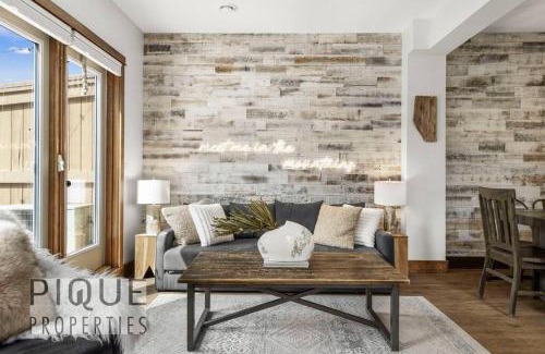 Canmore Apartment | Luxury Fire Mountain Lodge, Outdoor Hot Tub, Parking, Fast WiFi!