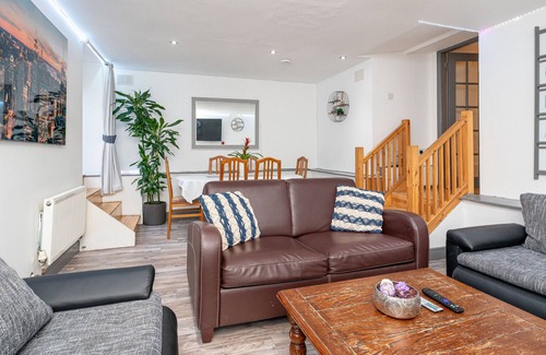 West End Apartment | Luxury Five Bedroom Deluxe Duplex - City Centre