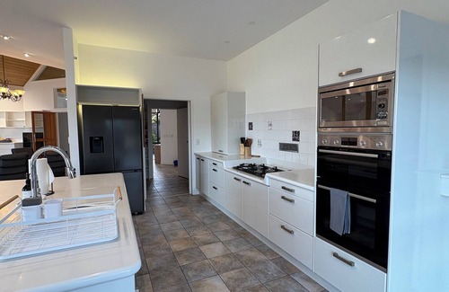 Kerikeri House | Luxury Five Bedroom Private Beach Estate with Starlink
