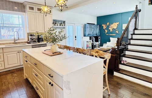 Mount Rainier Bed & Breakfast | Luxury French Coastal w/Grand Piano