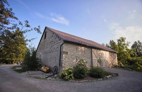Elora Cabin | Luxury Glamping on Elora Flower Farm - Honeybee